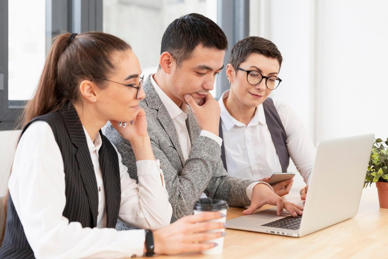 Personne analysant des graphiques financiers sur ordinateur